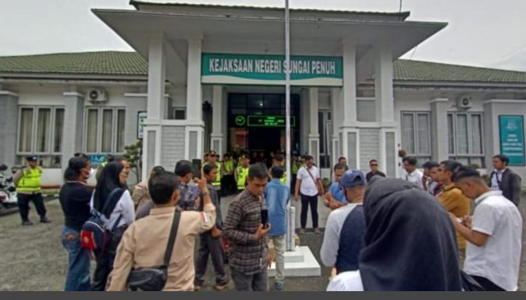 Kasus Tunjangan Rumdis Dinilai Tidak Transparan, Kejari Sungaipenuh Didemo
