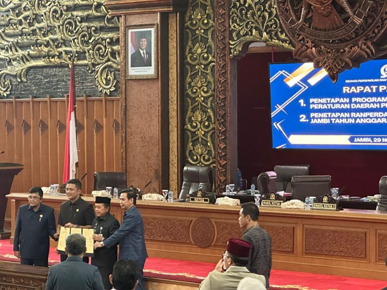 Ketua DPRD Provinsi Jambi Muhammad Hafiz Ketok Palu Pengesahan RanPerda APBD 2025