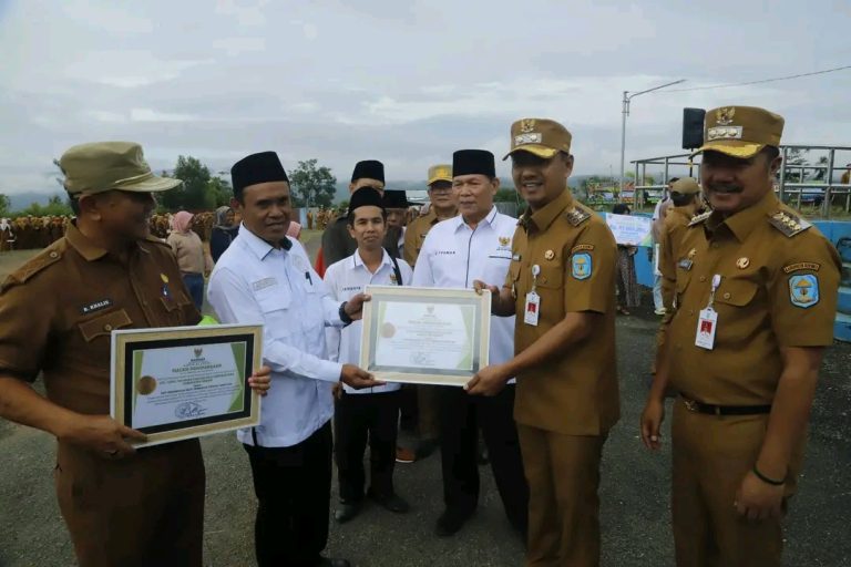 Wabup Murison Serahkan Piagam Penghargaan dari   BAZNAS Kabupaten Kerinci Kepada Kemenag Kerinci