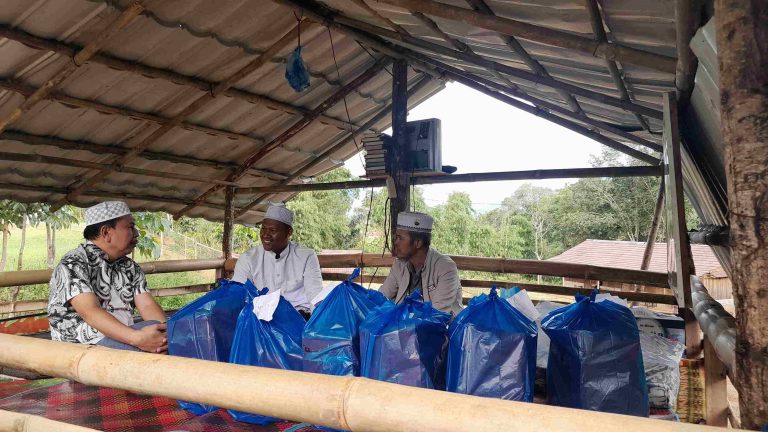 Pimpinan DPRD Kerinci, Boy Edwar, Berbagi Paket Ramadhan untuk Anak-Anak Pondok Pesantren Al-Kahfi