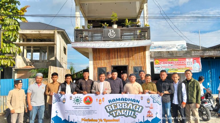Pemuda Muhammadiyah Kabupaten Kerinci Berbagi 1.000 Takjil Berbuka Puasa di Jembatan Pelangi