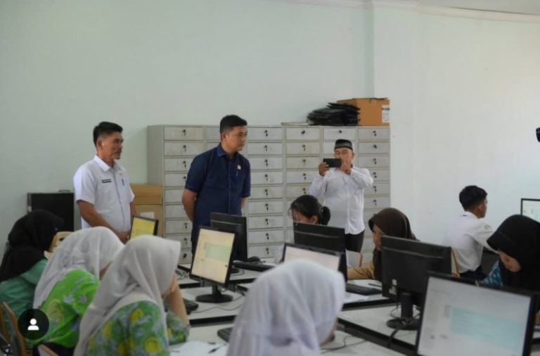 Pastikan PPDB SMA Titian Teras Transparan, Ketua DPRD Provinsi Jambi Pantau Langsung Pelaksanaan Tes