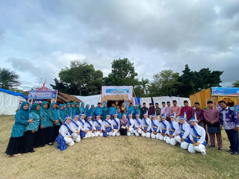 Penampilan Defile Kecamatan Pesisir Bukit Berhasil Mewarnai Jambore PKK Kota Sungai Penuh Tahun 2025.