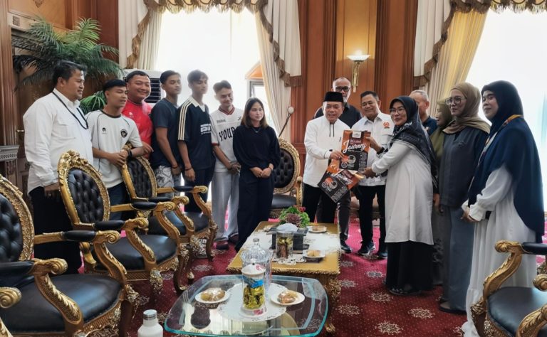 Tunaikan Janji, Gubernur Al Haris Umrohkan Orang Tua Peraih Emas PON Aceh–Sumut