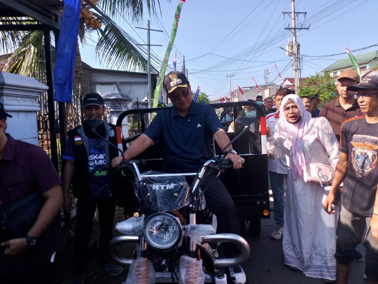 Wali Kota Jambi Dr. dr. H. Maulana, M.K.M. Turun Gotong Royong di Kelurahan Selamat, Launching Kampung Bahagia dan Serahkan 3 Bentor OPBM